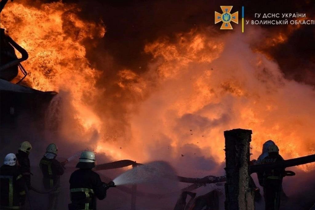 L'incendio scoppiato in una delle imprese industriali per lo stoccaggio di carburante a Lutsk a seguito dei bombardamenti del 27 marzo