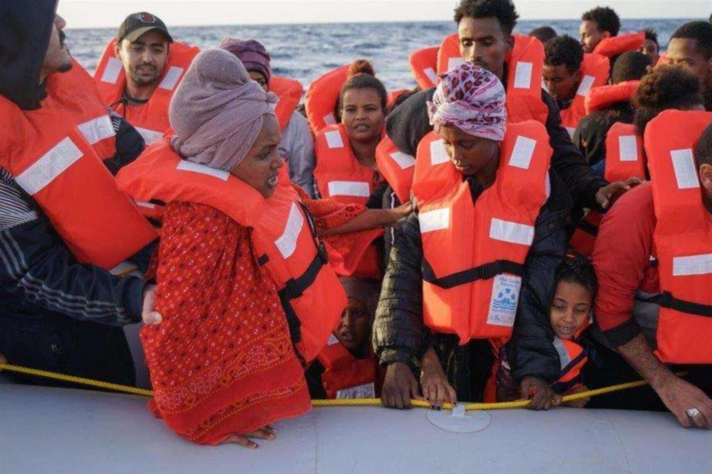 La scialuppa della Sea Watch 3, la nave umanitaria che nei giorni scorsi ha messo in salvo 223 profughi in quattro interventi nel Mediterraneo