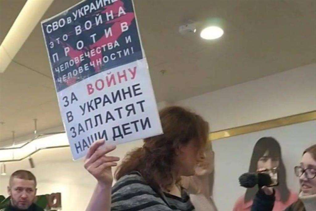 Protesta a San Pietroburgo contro la guerra in Ucraina