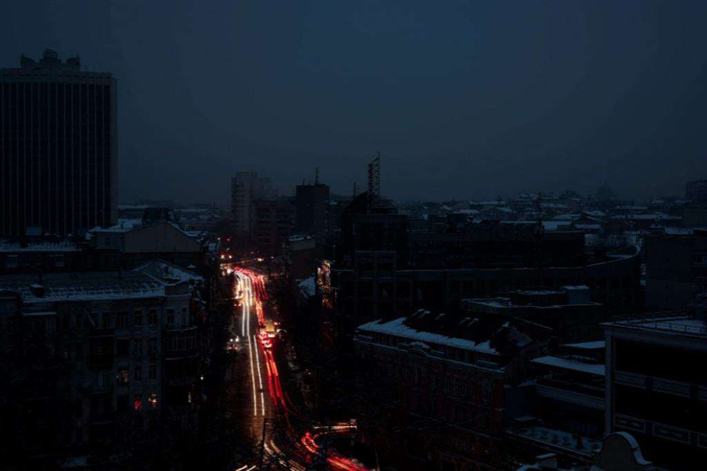 Kiev senza luce, si vedono solo le strade illuminate dalle automobili