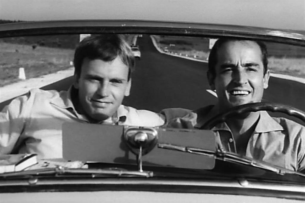 Jean-Louis Trintignant con Vittorio Gassman nella celebre scena de “Il sorpasso” di Dino Risi del 1962