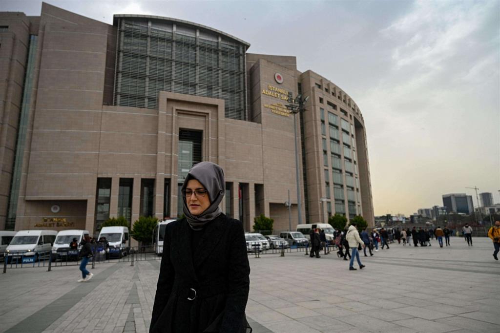 La fidanzata turca del giornalista saudita Jamal Khashoggi, Hatice Cengiz, porterà avanti la sua battaglia legale per fare luce sull'uccisione del giornalista anche dopo che il processo sull'omicidio del reporter, nel 2018 presso il Consolato di Riad a Istanbul, è stato trasferito in Arabia Saudita per decisione di un tribunale della città sul Bosforo