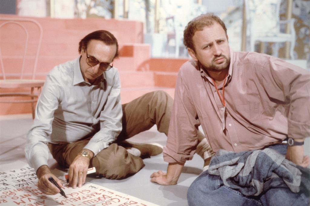 A destra, l'autore televisivo Paolo Taggi sul set di Domenica In con Pippo Baudo