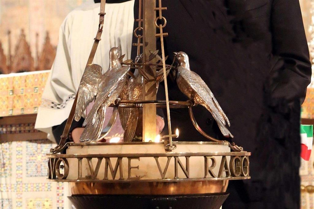 La lampada votiva dei Comuni d'Italia presso la tomba di san Francesco