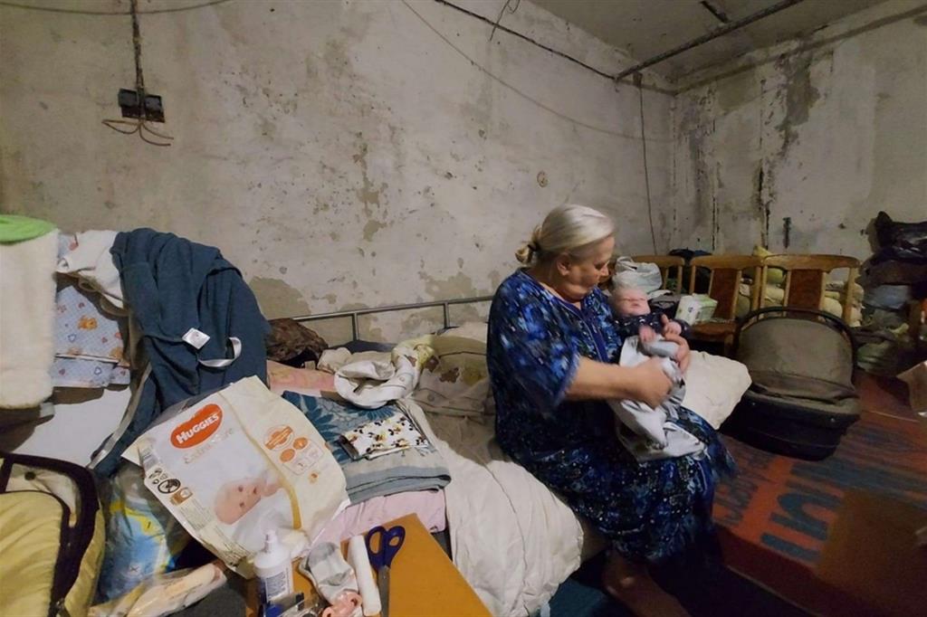 Ludmilla con il piccolo Ivan nato due mesi fa nello scantinato-bunker trasformato in abitazione
