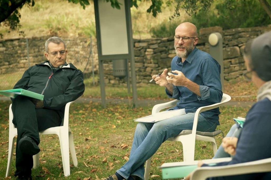 Don Michele Gianola (a sinistra) e Giovanni Grandi (al centro) in un fermo immagine dal video presentato durante l’ultimo Convegno nazionale vocazioni