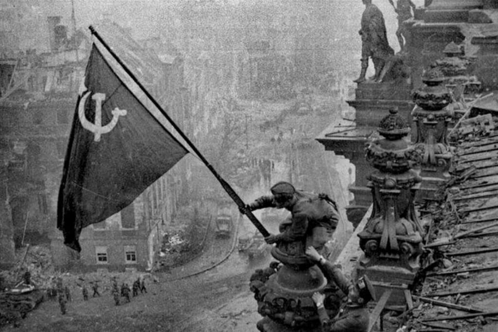 Evgenij Chaldej, "La Bandiera della Vittoria sul Reichstag", 2 maggio 1945. Della fotografia esistono molte versioni