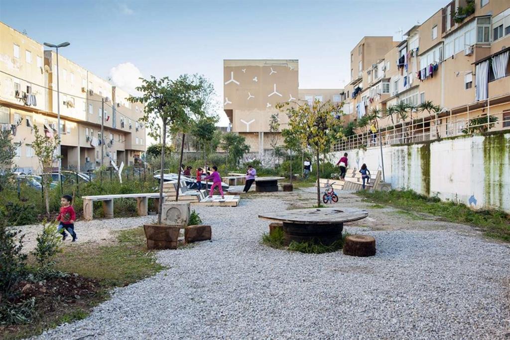 Giardino realizzato da Coloco in un lotto abbandonato del quartiere ZEN II a Palermo, in collaborazione con una vasta rete di residenti e associazioni, nell’ambito di Manifesta 12