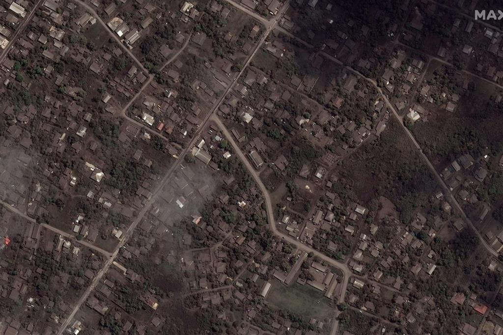 Un'immagine satellitare mostra le case coperte di cenere dell'isola di Tonga dove, sabato scorso, l'eruzione di un vulcano sottomarino ha provocato un violentissimo tsunami