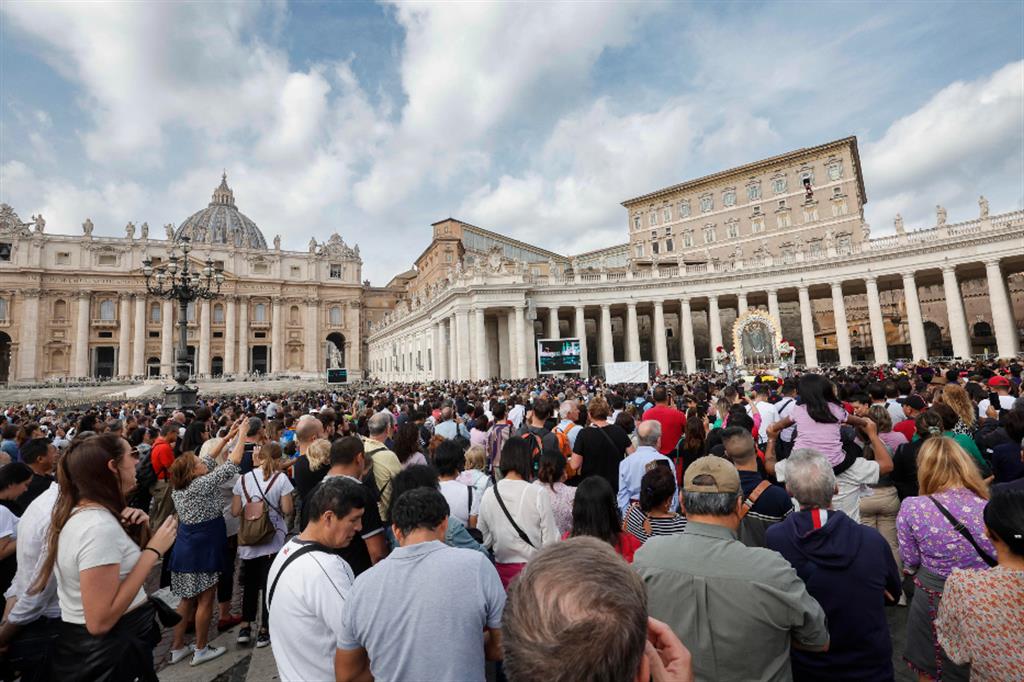 Il Papa: "Il 25 al Colosseo preghiamo insieme per la Pace" 