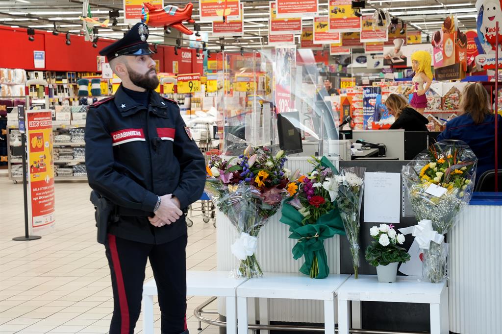 Un carabiniere al Centro commerciale di Assago dopo gli accoltellamenti tra le corsie del supermercato