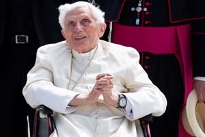 Papa Francesco va a trovare Benedetto «malato». La preghiera della Cei 