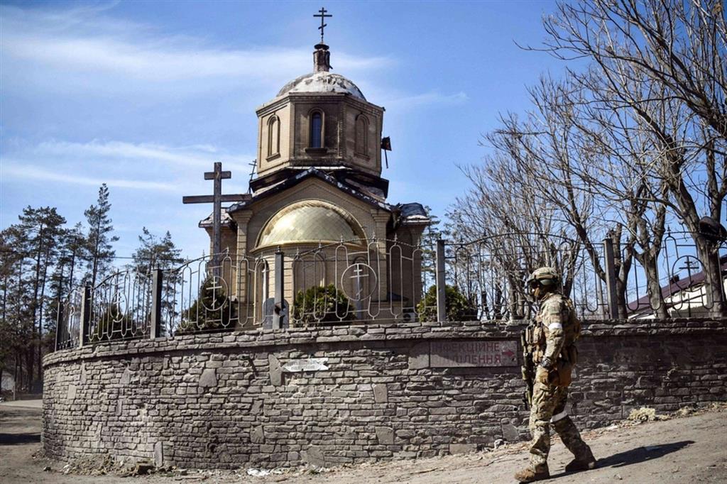 Una chiesa ortodossa in Ucraina con un militare russo