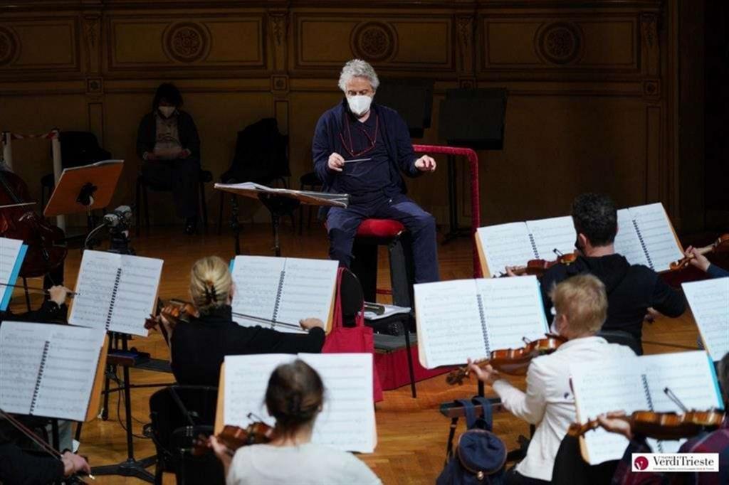 Il maestro Nicola Piovani dirige l’orchestra di “Amorosa presenza”