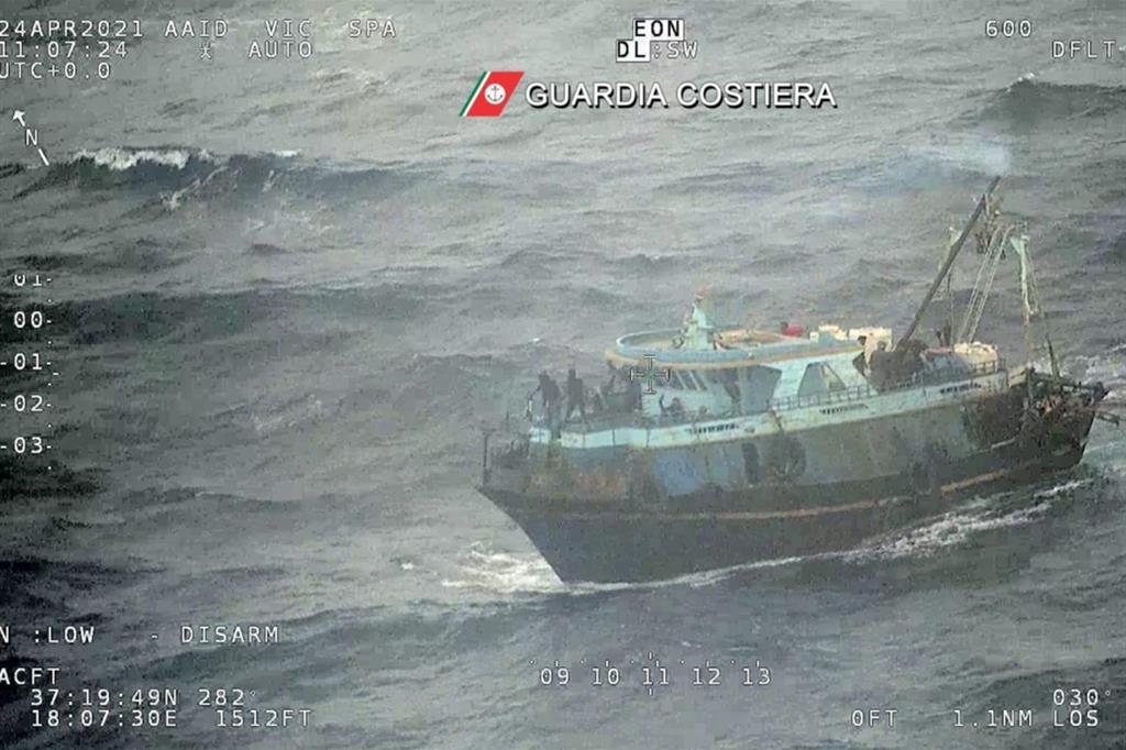 Il salvataggio di una imbarcazione di migranti al largo di Roccella il 27 aprile 2021