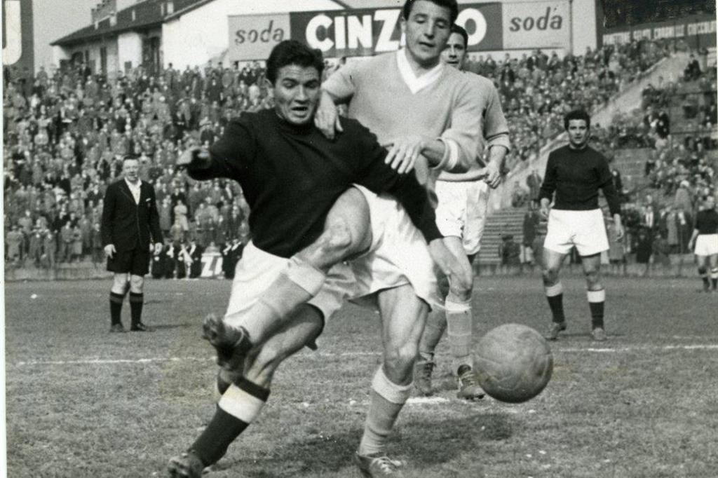 Giovanni "Ciccio" Di Veroli difensore della Lazio che contrasta l'avversario granata in un Torino-Lazio della stagione 1954-'55