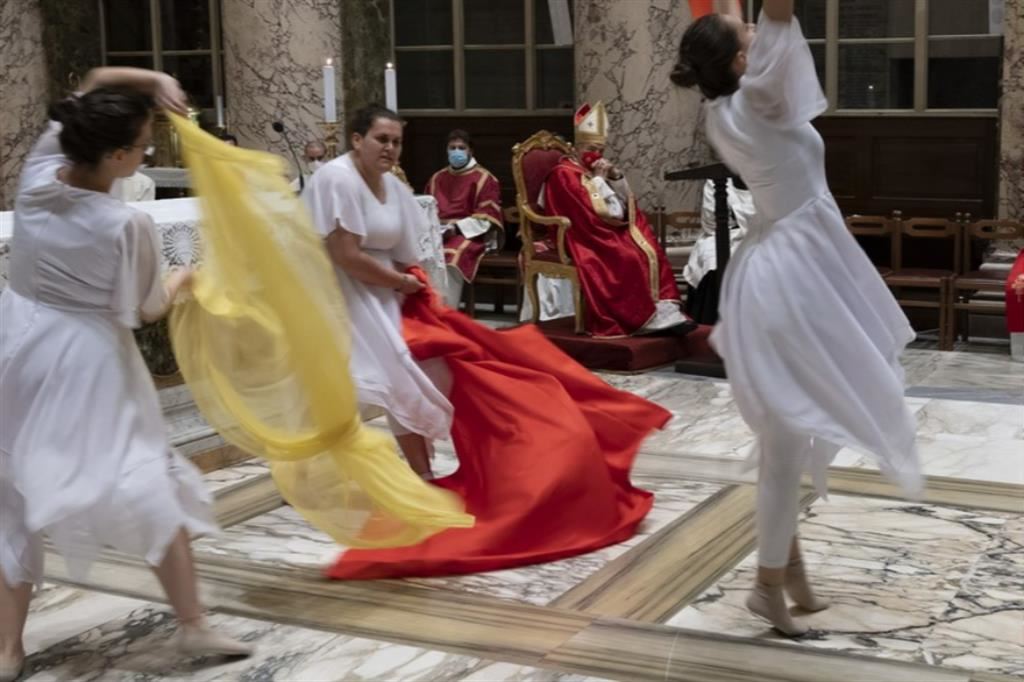 Una danza sacra durante la veglia di Pentecoste