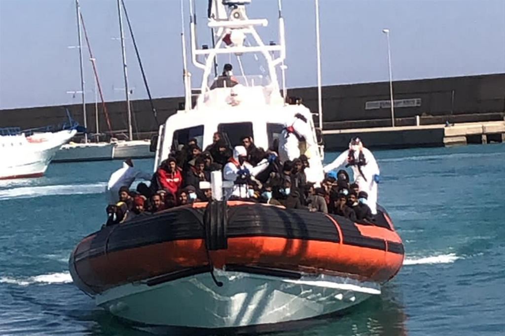 Approdo di migranti al porto di Roccella Jonica