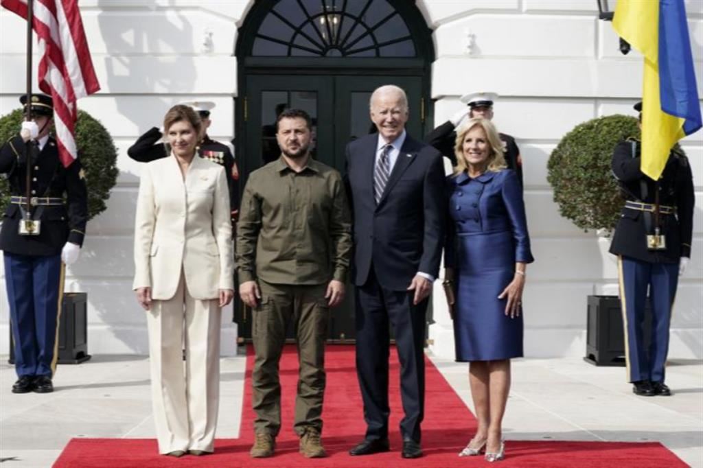 L’arrivo alla Casa Bianca del leader ucraino: Volodymyr Zelensky con la moglie Olena e Joe Biden con Jill