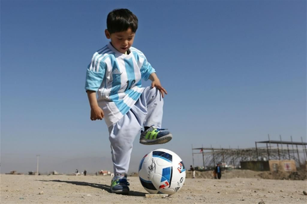 Il piccolo Murtaza con la maglia dell'Argentina