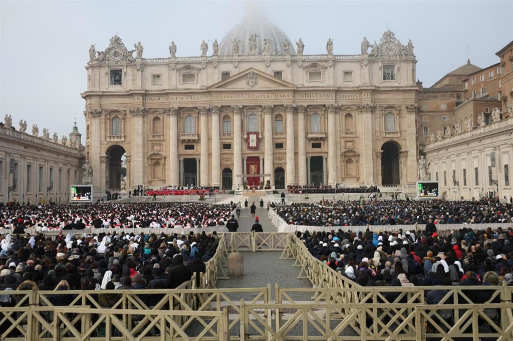 Il giorno del funerale: «Grazie Benedetto XVI»