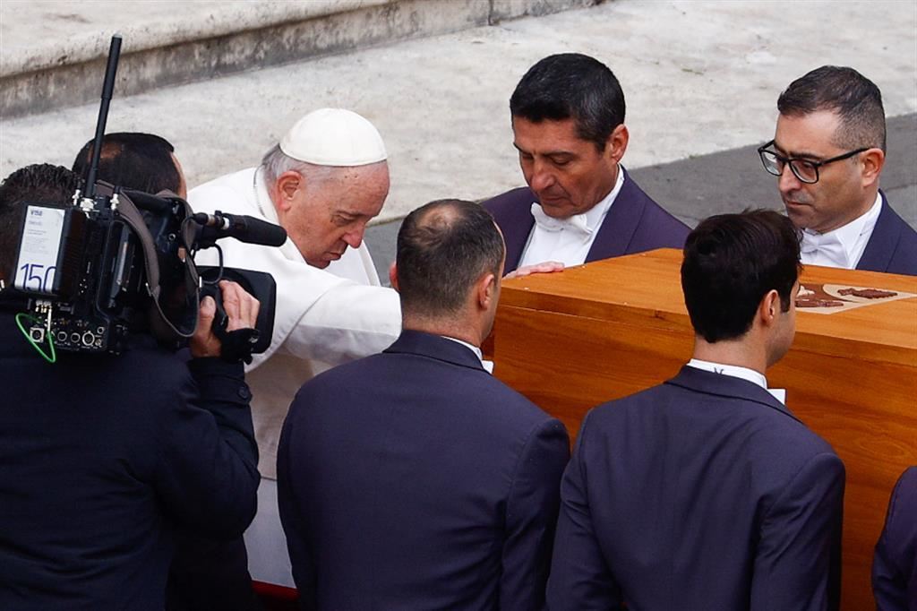 Il giorno del funerale: «Grazie Benedetto XVI»