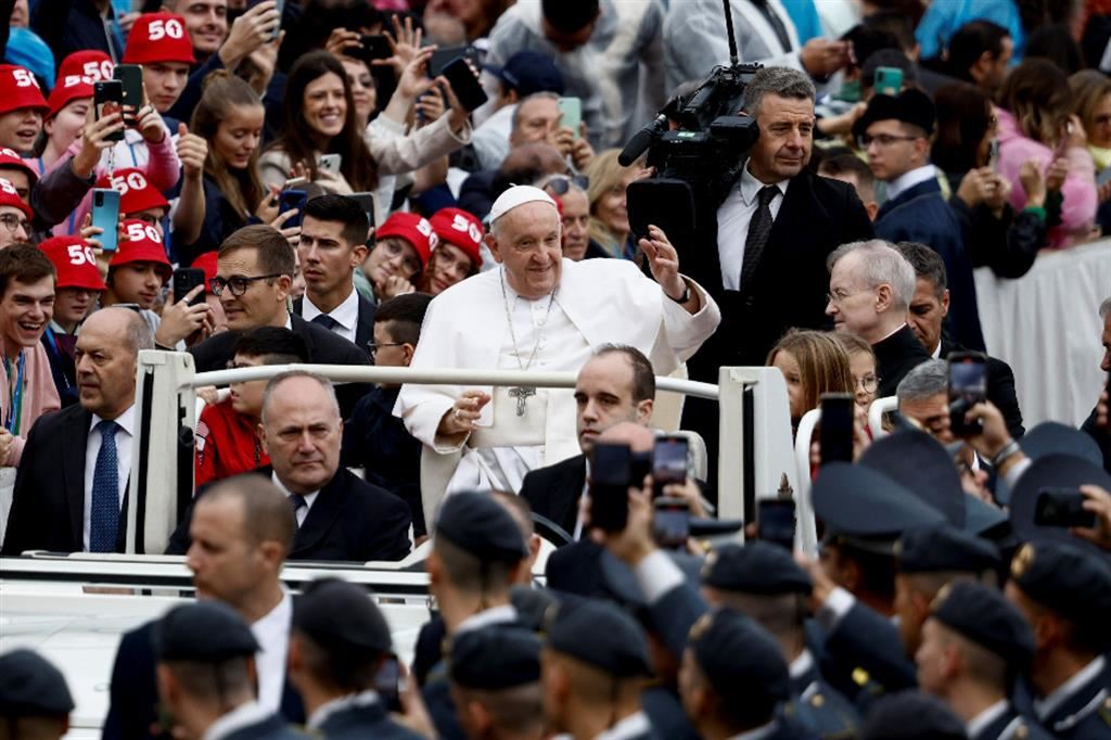 Papa Francesco sulla jeep con 5 bambini prima dell'udienza generale del mercoledì