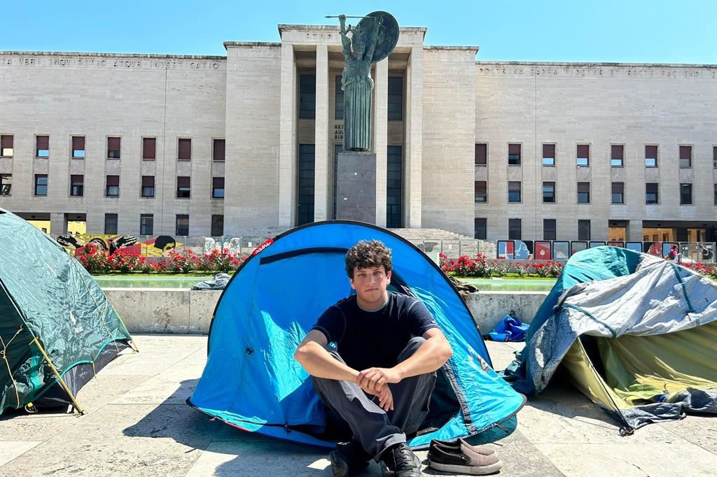 Universitari in tenda alla Sapienza, la protesta contro il caro-affitti dilaga in tutte le città