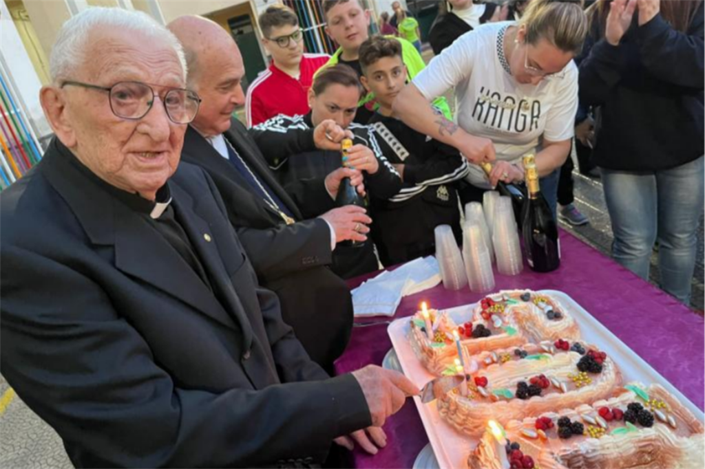 Il salesiano don Di Mauro taglia la torta per i 105 anni