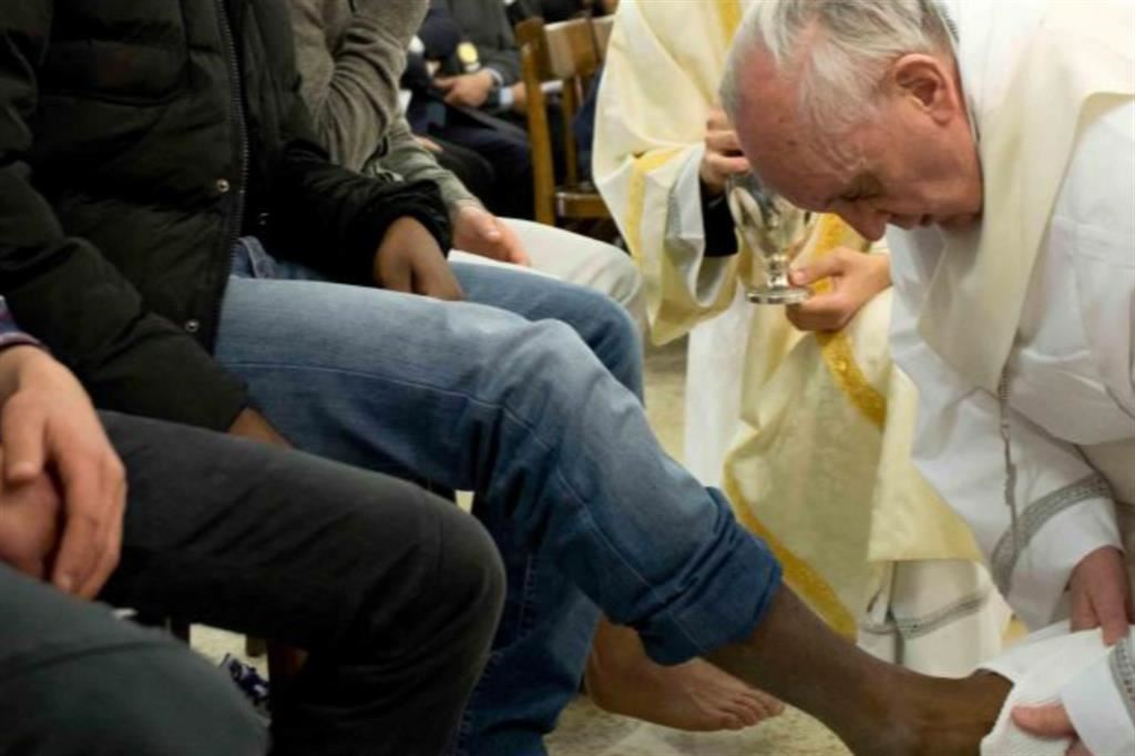 Il Papa lava i piedi ai giovani detenuti a Casal del Marmo, 10 anni fa