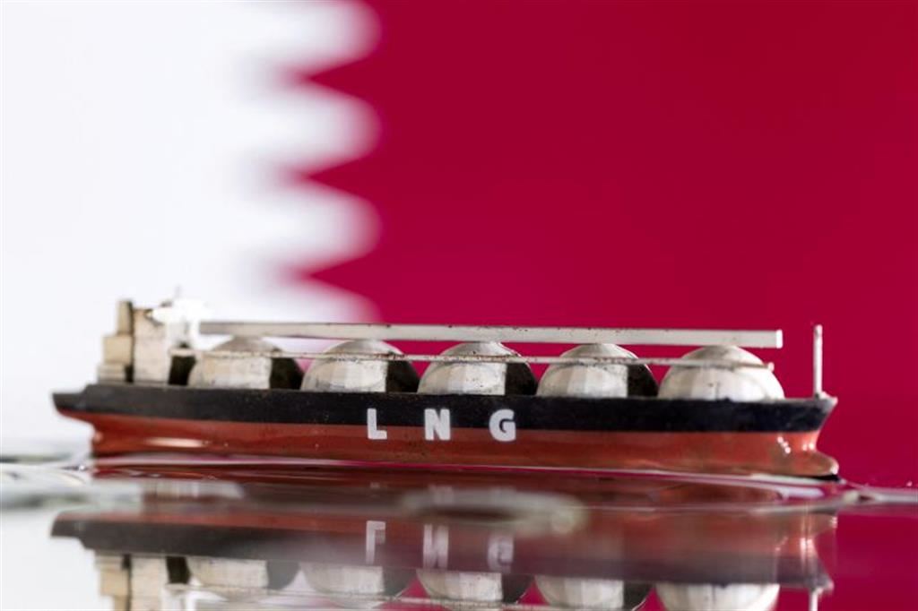 Il modelli di una nave per il gas naturale liquefatto sullo sfondo di una bandiera del Qatar
