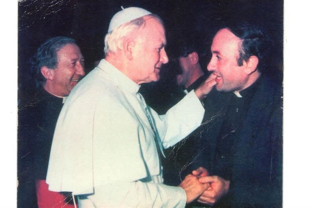 Don Tommaso Latronico a un incontro di Cl con Giovanni Paolo II. A sinistra don Luigi Giussani