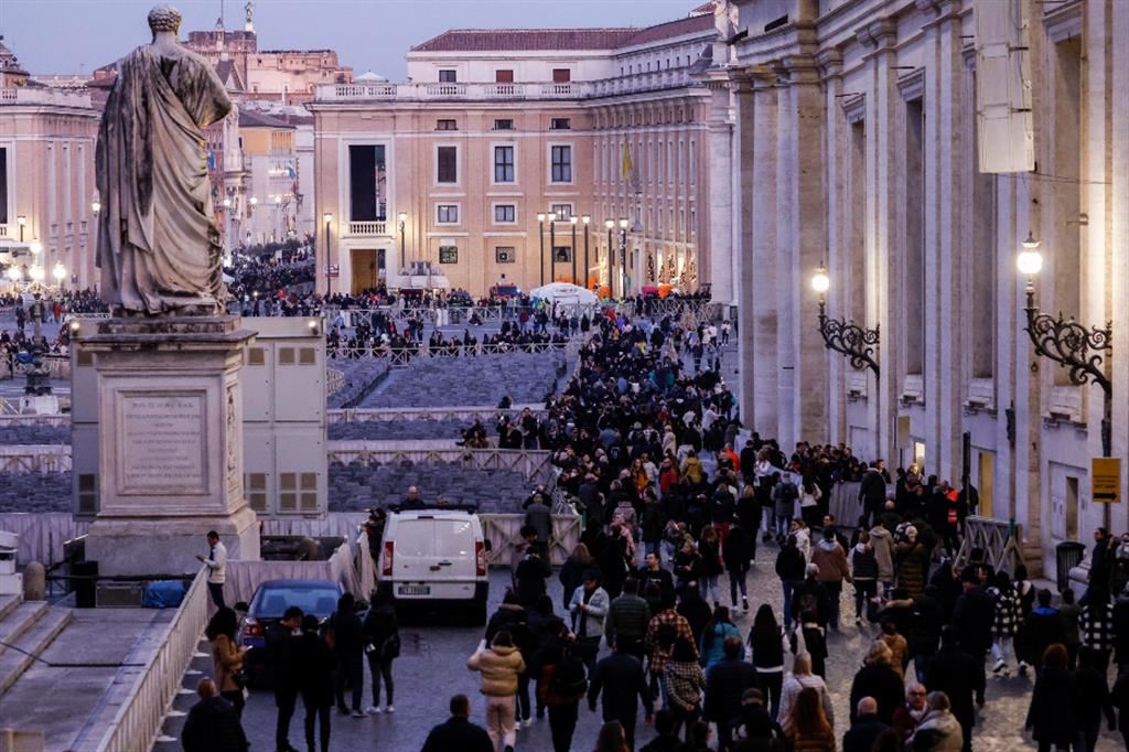 Fedeli in piazza San Pietro dove stamani alle 9.30 sono in programma i funerali del papa emerito Benedetto XVI