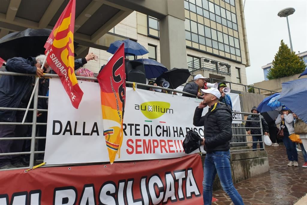Dipendenti di Auxilium manifestano davanti alla Regione Basilicata