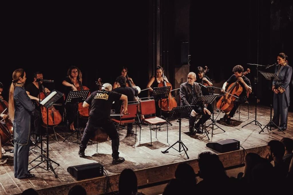 I violoncellisti diretti da Giovanni Sollima in un momento, Gabriele Vacis, Stefania Rocca e Valeria Solarino in “Tucidide. Atene contro Melo”