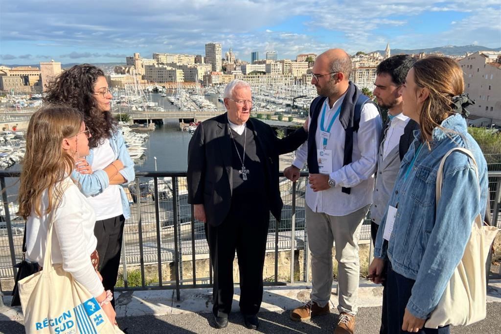 Il cardinale Gualtiero Bassetti con i giovani italiani agli "Incontri del Mediterraneo" a Marsiglia