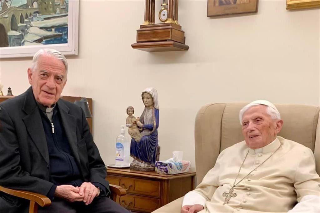 Il papa merito Benedetto XVI con padre Lombardi