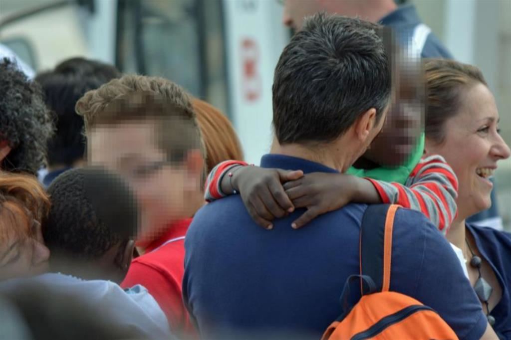 L’arrivo all’aeroporto di Ciampino, ormai 9 anni fa, di 31 bambini congolesi adottati da genitori italiani, giunti in Italia dopo un lungo contenzioso