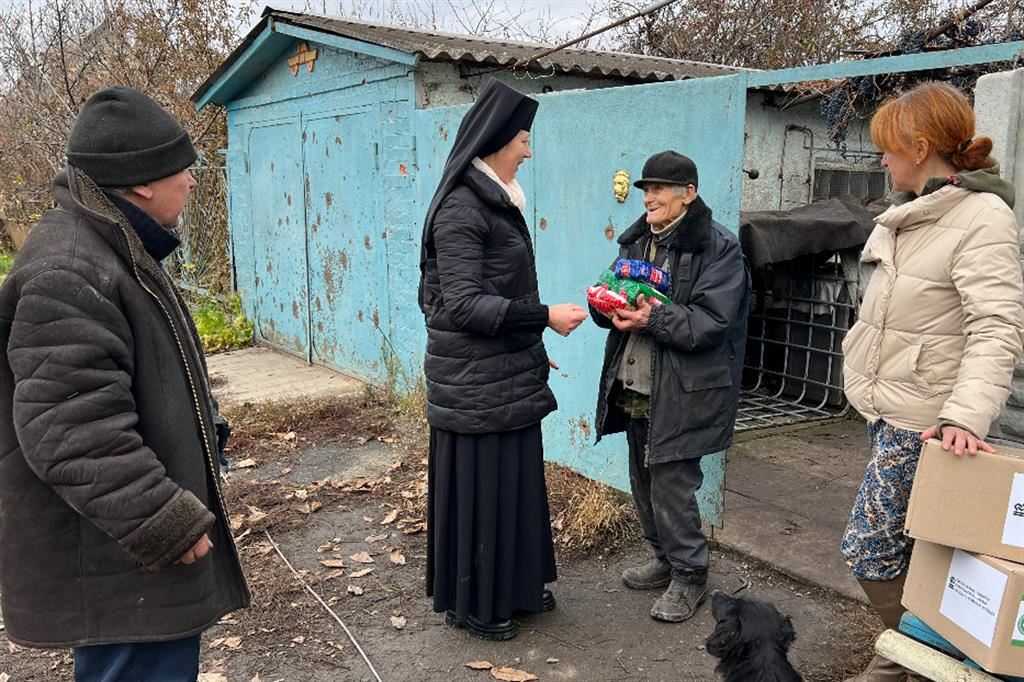La consegna degli aiuti in un villaggio bombardato nella regione di Kharkiv lungo il confine con la Russia