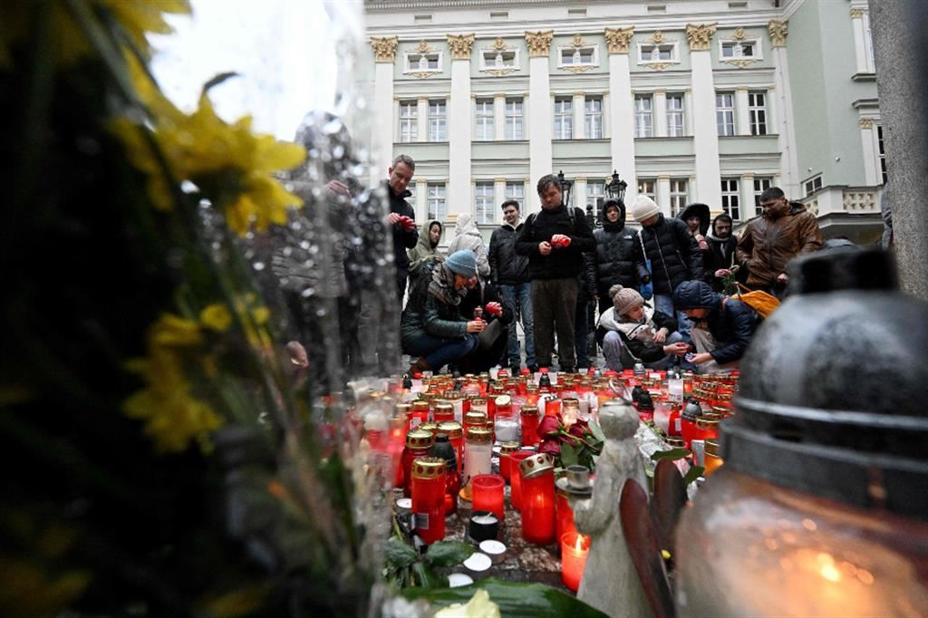 Il dolore e il lutto davanti alla sede dell'università di Praga dov'è avvenuta la strage