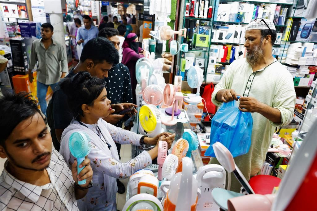 In Bangladesh il caldo eccezionale e prolungato ha innescato una corsa agli acquisti di ventilatori portatili a batteria