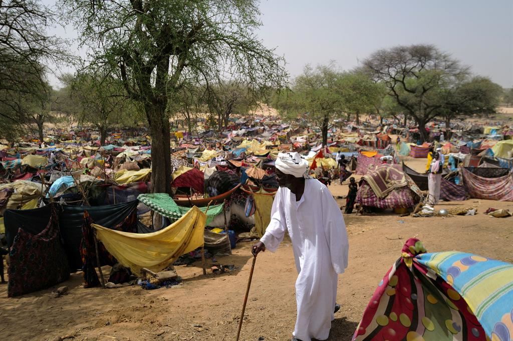 Sfollati sudanesi del Darfur in un campo di raccolta a Borota, oltre il confine del Ciad