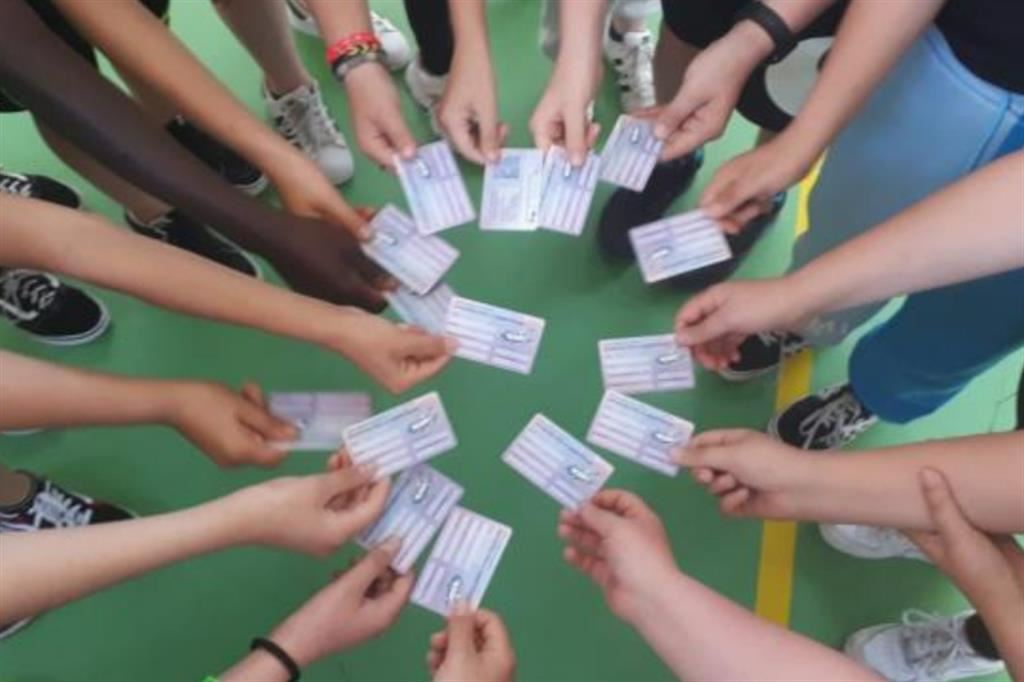 I ragazzi di una scuola del Friuli mostrano il patentino per lo smartphone