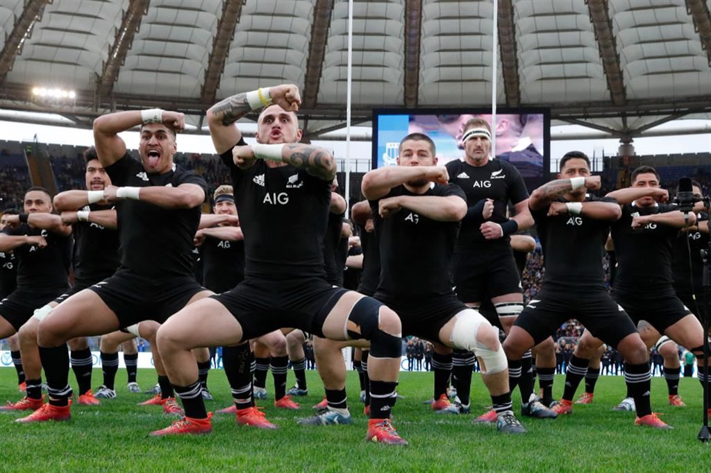 La “haka” degli All Blacks, la danza che i giocatori della Nuova Zelanda eseguono prima di ogni partita