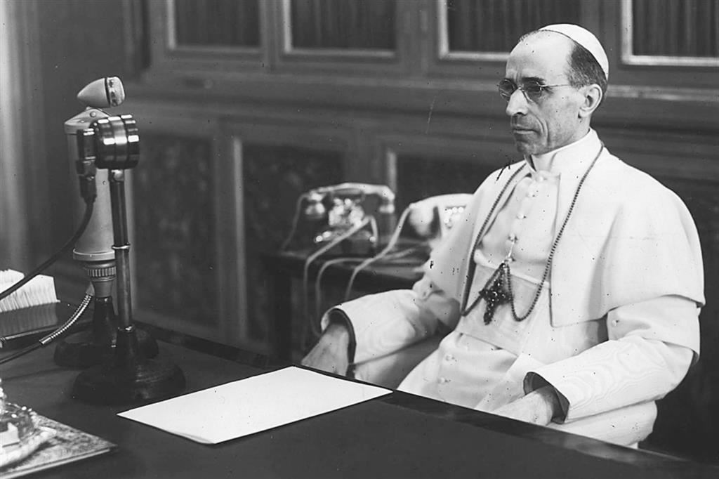 Papa Pio XII durante la registrazione di un radiomessaggio