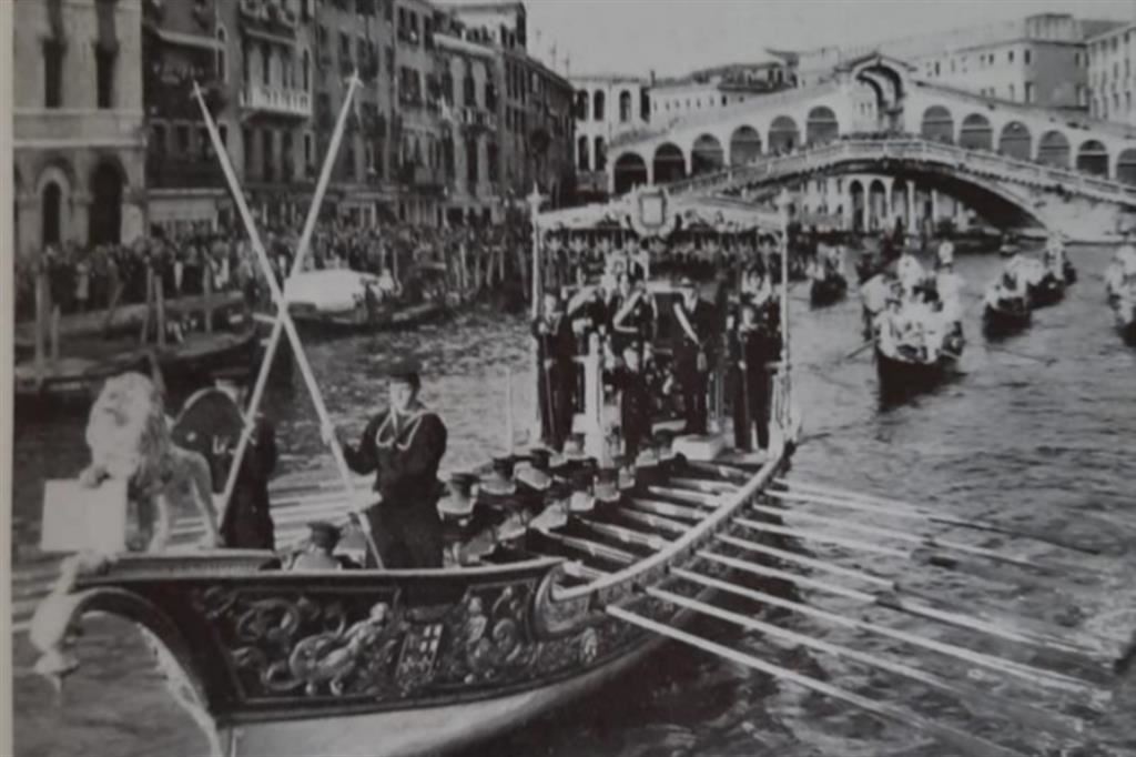 il corteo di barche che condusse il corpo del santo verso la Basilica di San Marco nel 1959