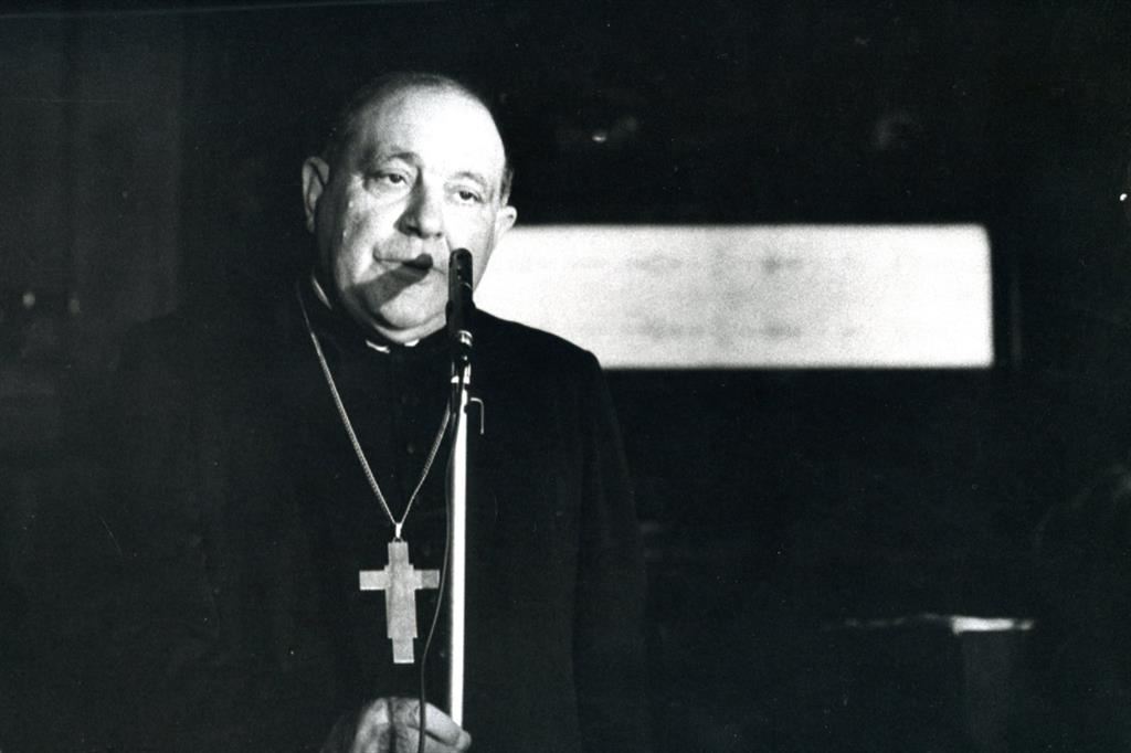 Anastasio Ballestrero, arcivescovo di Torino, davanti alla Sindone nel 1978