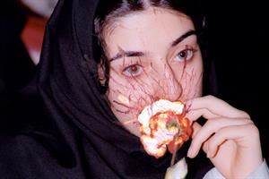 La rosa che profuma di libertà: l’Iran di Newsha Tavakolian