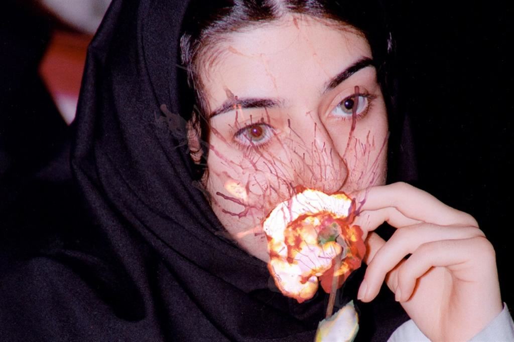 L'Iran di Newsha Tavakolian, "And They Laughed At Me" al Mudec di Milano: la ragazza che annusa una rosa