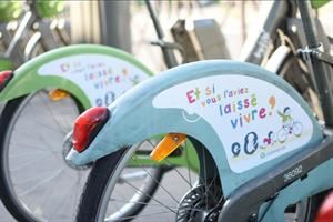 Scuotono Parigi gli adesivi anti-aborto sulle bici pubbliche